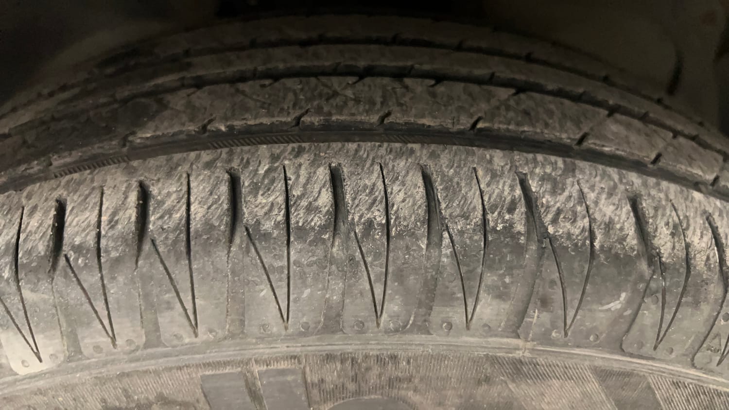 Used 2012 Ford Figo Duratec Petrol ZXI 1.2 Petrol Manual tyres RIGHT FRONT TYRE TREAD VIEW