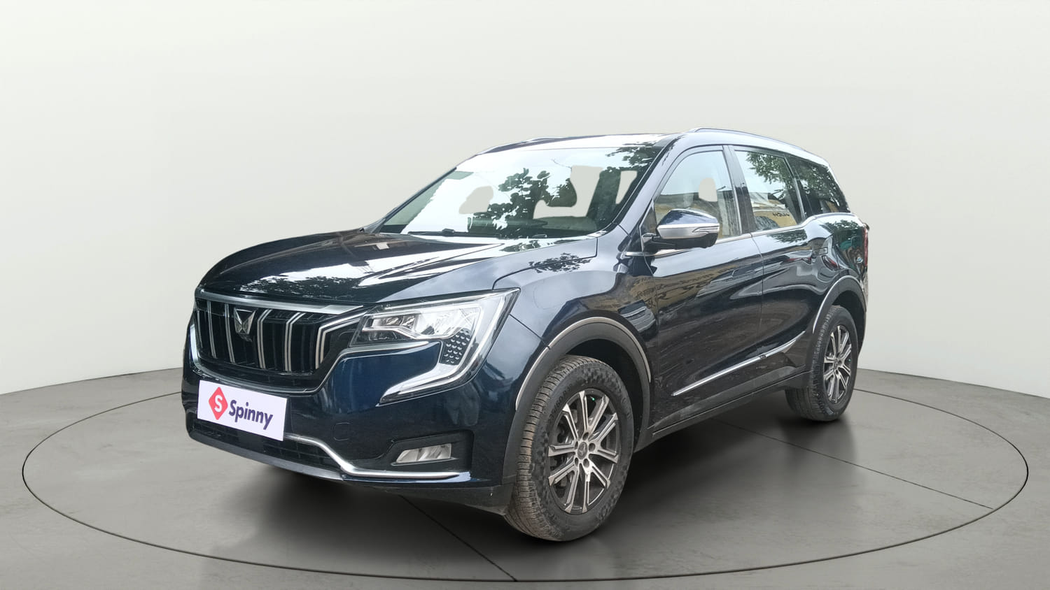 Used 2021 Mahindra XUV700 AX 7 Petrol AT Luxury Pack 7 STR Petrol Automatic exterior LEFT FRONT CORNER VIEW