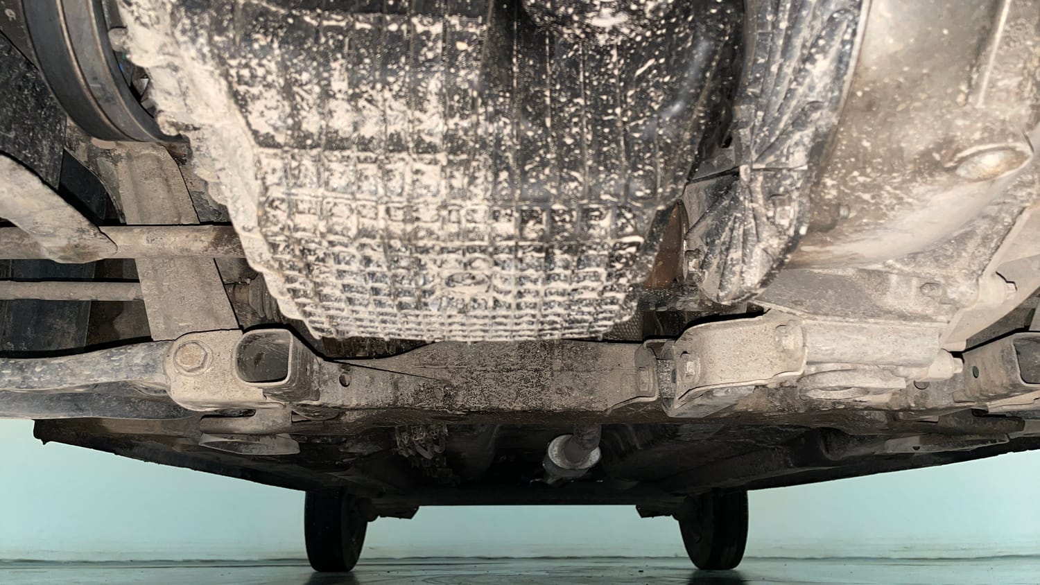 Used 2018 Renault Kwid 1.0 RXT AMT Petrol Automatic extra FRONT LEFT UNDERBODY VIEW