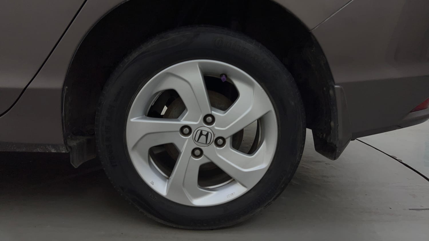 Used 2015 Honda City VX CVT Petrol Automatic tyres LEFT REAR TYRE RIM VIEW