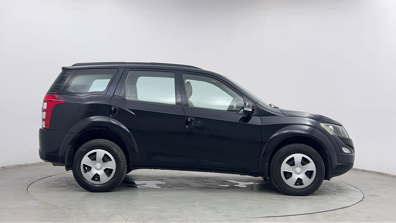 Used 2016 Mahindra XUV500 W4 Diesel Manual exterior RIGHT SIDE VIEW