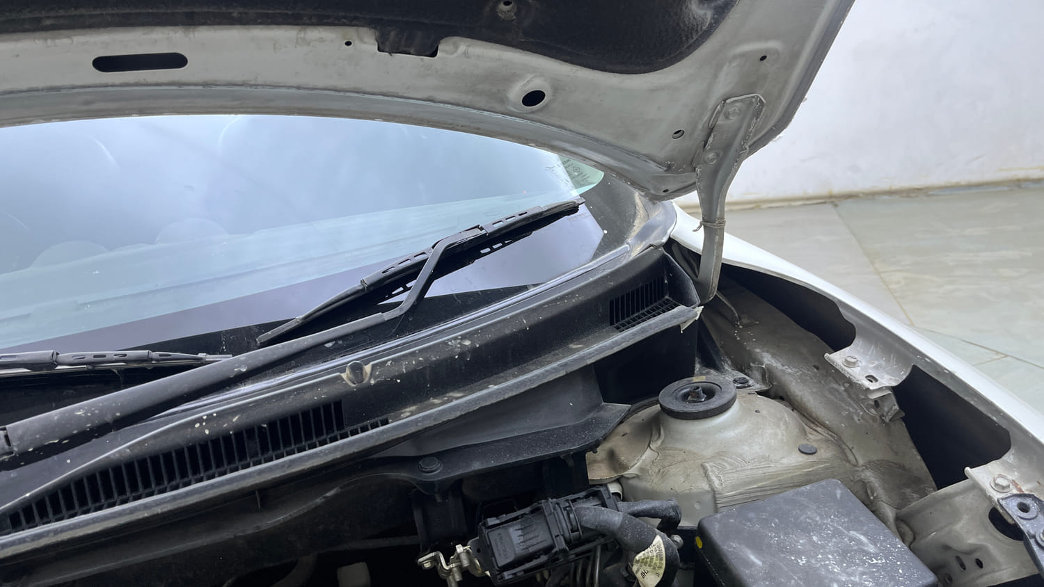 Used 2024 Maruti Suzuki Swift VXi Petrol Manual engine ENGINE LEFT SIDE HINGE & APRON VIEW