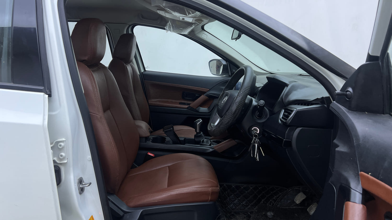 Used 2021 Tata Harrier XE Diesel Manual interior RIGHT SIDE FRONT DOOR CABIN VIEW