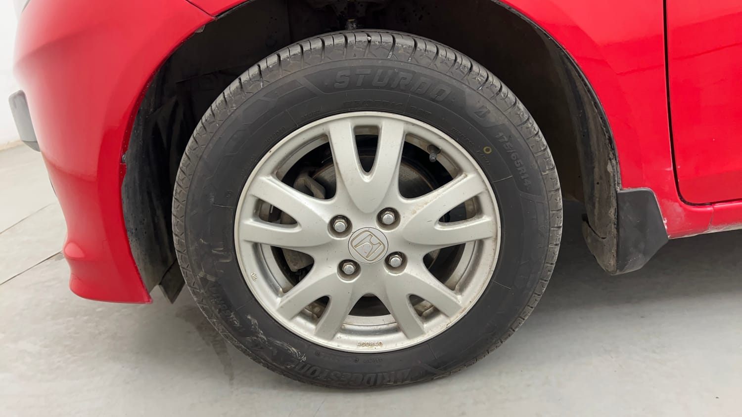 Used 2015 Honda Brio VX AT Petrol Automatic tyres LEFT FRONT TYRE RIM VIEW