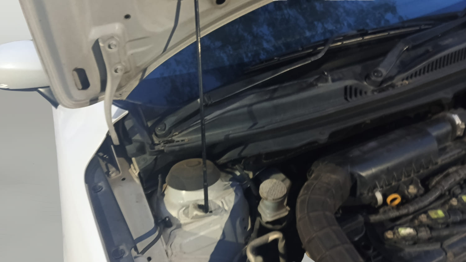 Used 2018 Maruti Suzuki Baleno Zeta 1.2 Petrol Manual engine ENGINE RIGHT SIDE HINGE & APRON VIEW