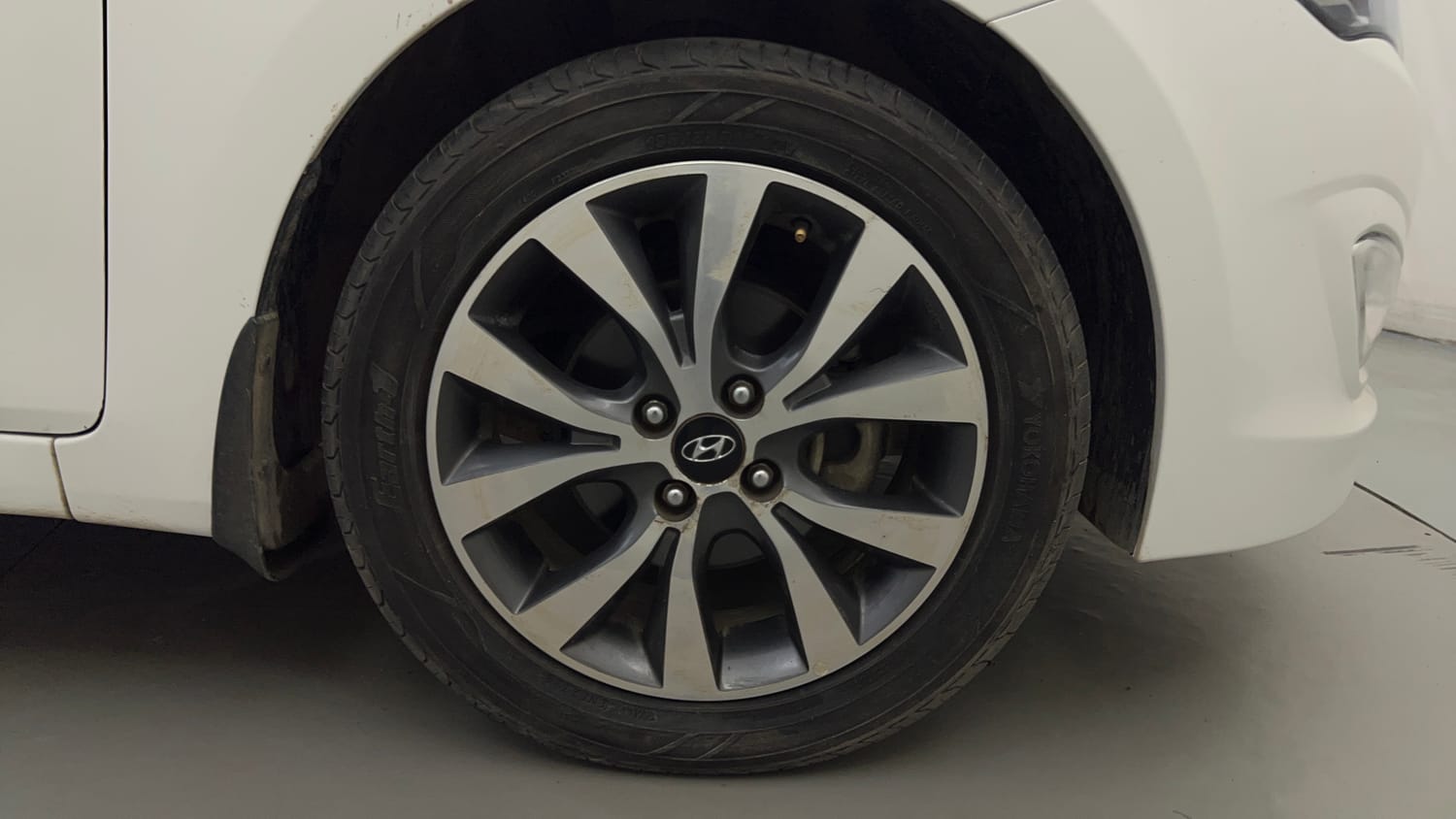 Used 2015 Hyundai Fluidic Verna 4S 1.6 VTVT SX Petrol Manual tyres RIGHT FRONT TYRE RIM VIEW