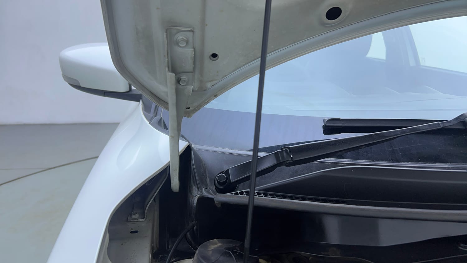 Used 2018 Maruti Suzuki Swift ZXi AMT Petrol Automatic engine ENGINE RIGHT SIDE HINGE & APRON VIEW