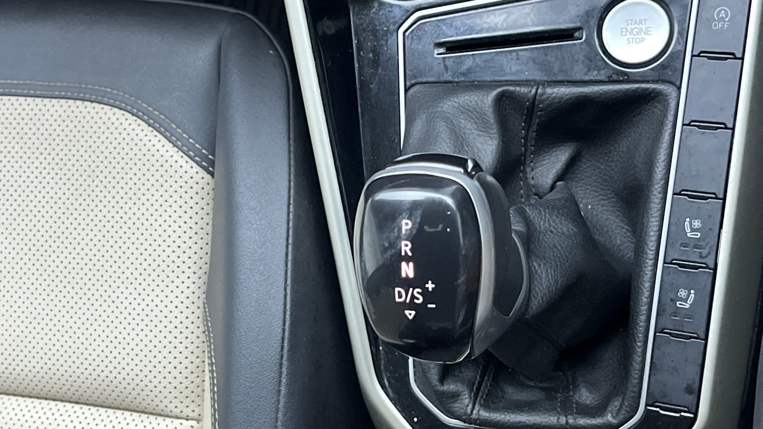 Used 2023 Volkswagen Virtus Topline 1.0 TSI AT Petrol Automatic interior GEAR  KNOB VIEW