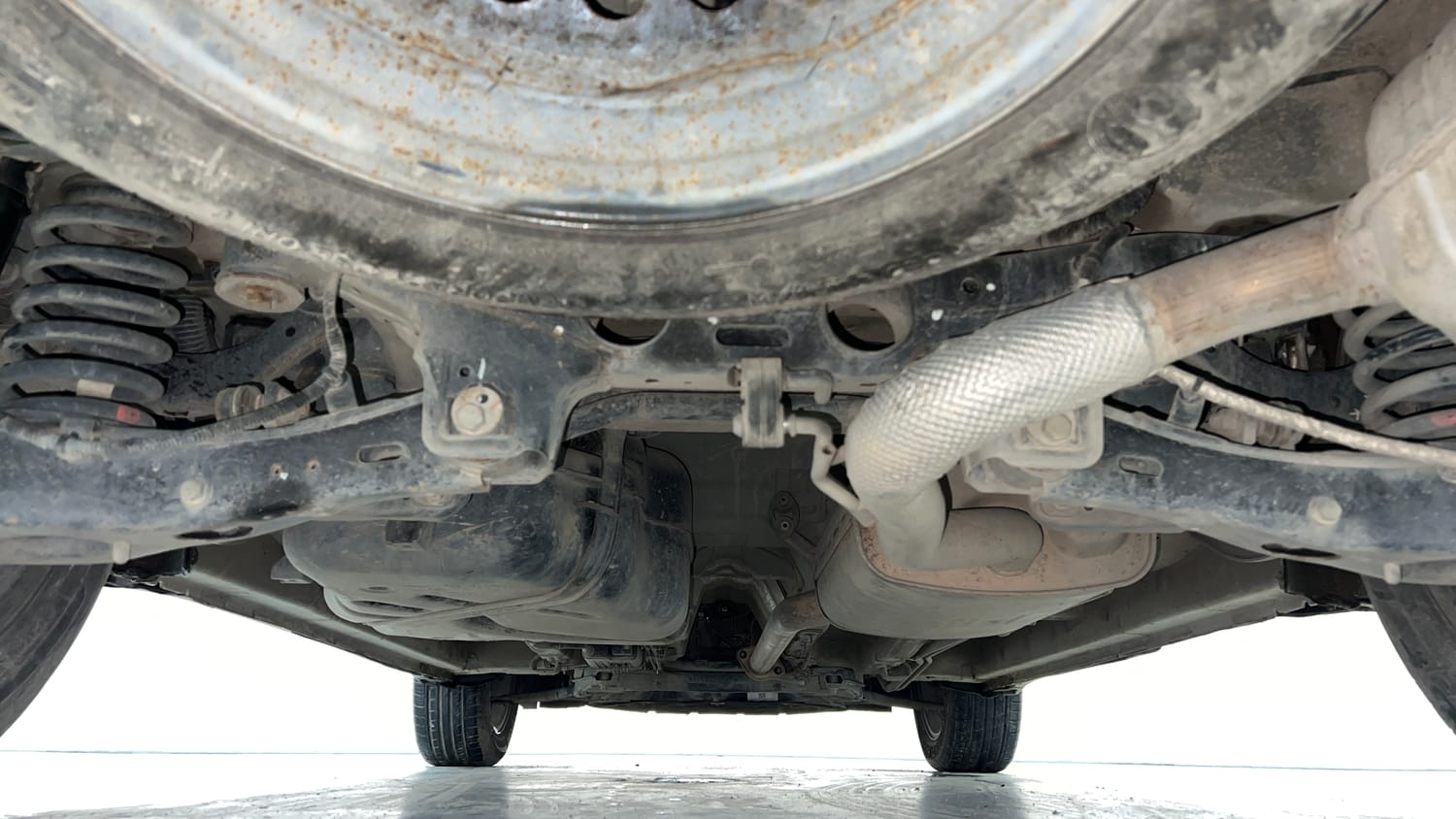 Used 2021 Mahindra XUV700 AX 7 Petrol AT Luxury Pack 7 STR Petrol Automatic extra REAR UNDERBODY VIEW (TAKEN FROM REAR)