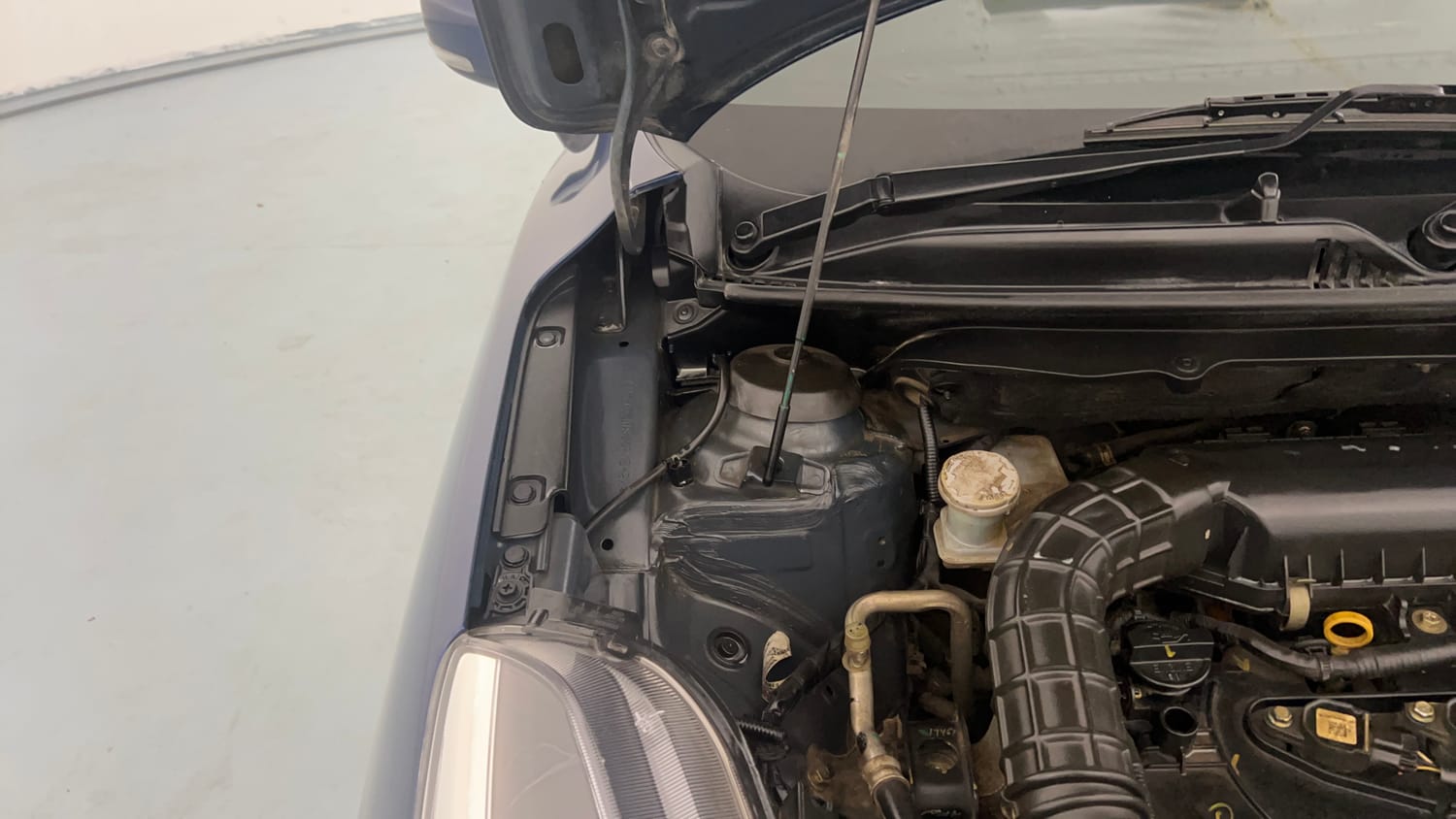 Used 2021 Maruti Suzuki Baleno Zeta Petrol Manual engine ENGINE RIGHT SIDE HINGE & APRON VIEW
