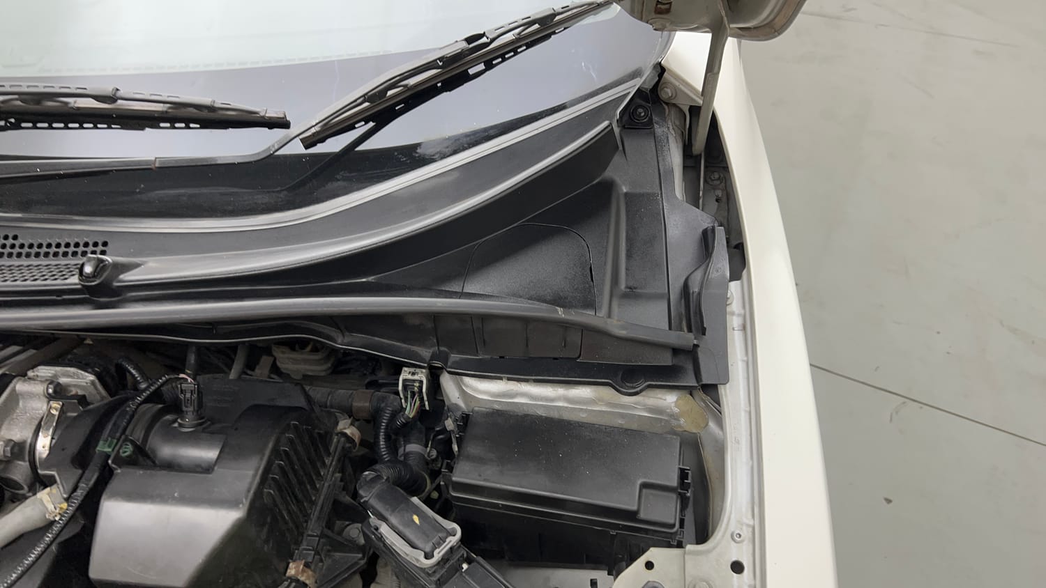 Used 2015 Honda City V Petrol Manual engine ENGINE LEFT SIDE HINGE & APRON VIEW