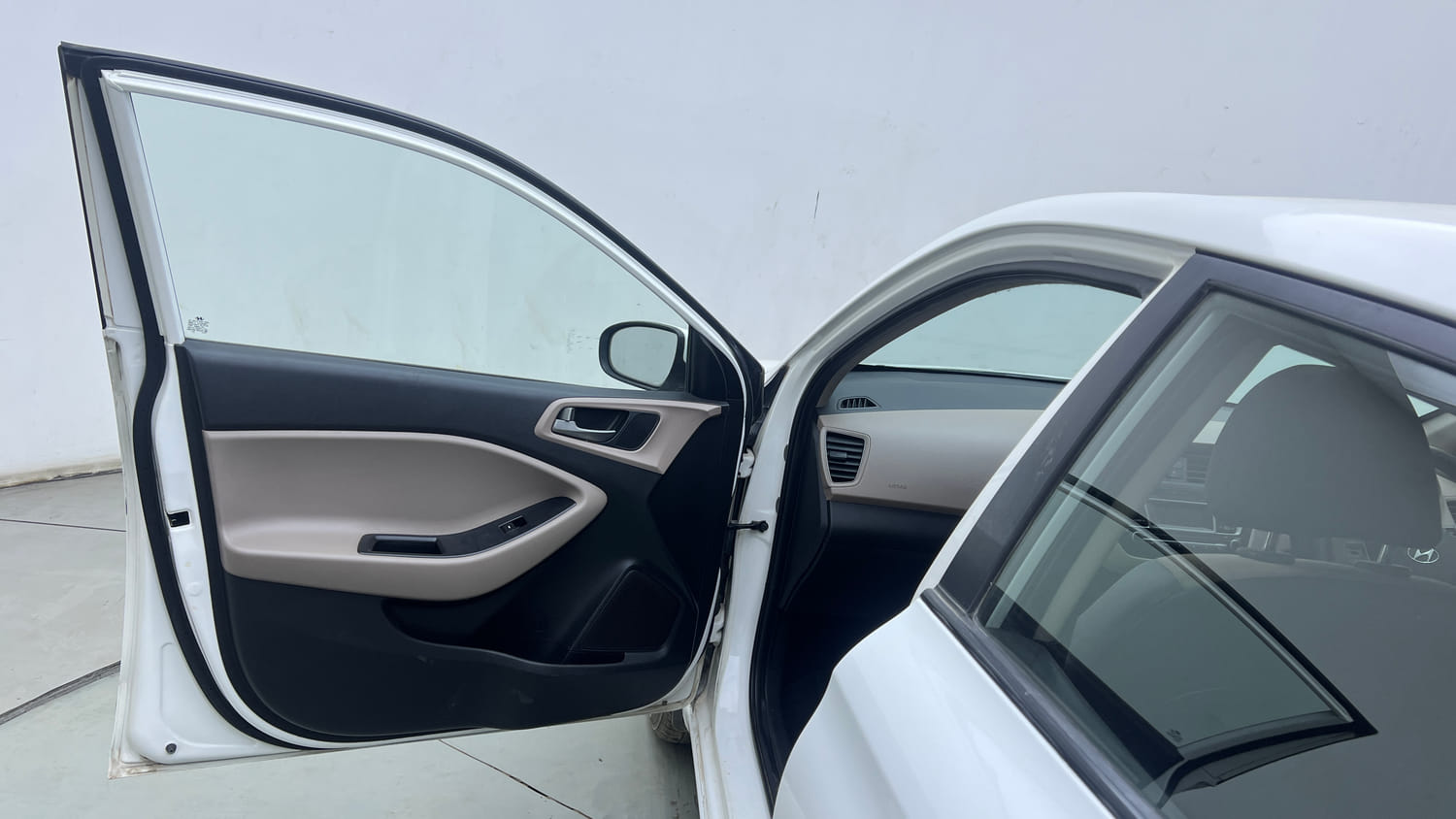 Used 2017 Hyundai Elite i20 Sportz 1.2 Petrol Manual interior LEFT FRONT DOOR OPEN VIEW