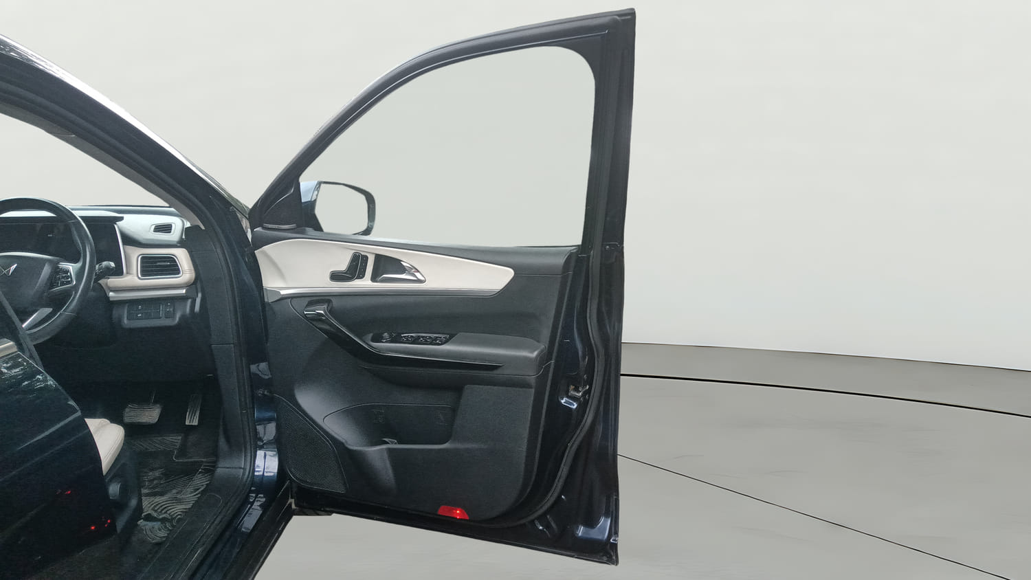 Used 2021 Mahindra XUV700 AX 7 Petrol AT Luxury Pack 7 STR Petrol Automatic interior RIGHT FRONT DOOR OPEN VIEW