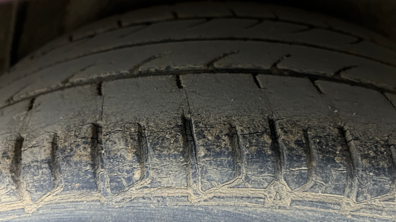 Used 2014 Hyundai Verna Fluidic 1.6 VTVT SX AT Petrol Automatic tyres LEFT REAR TYRE TREAD VIEW