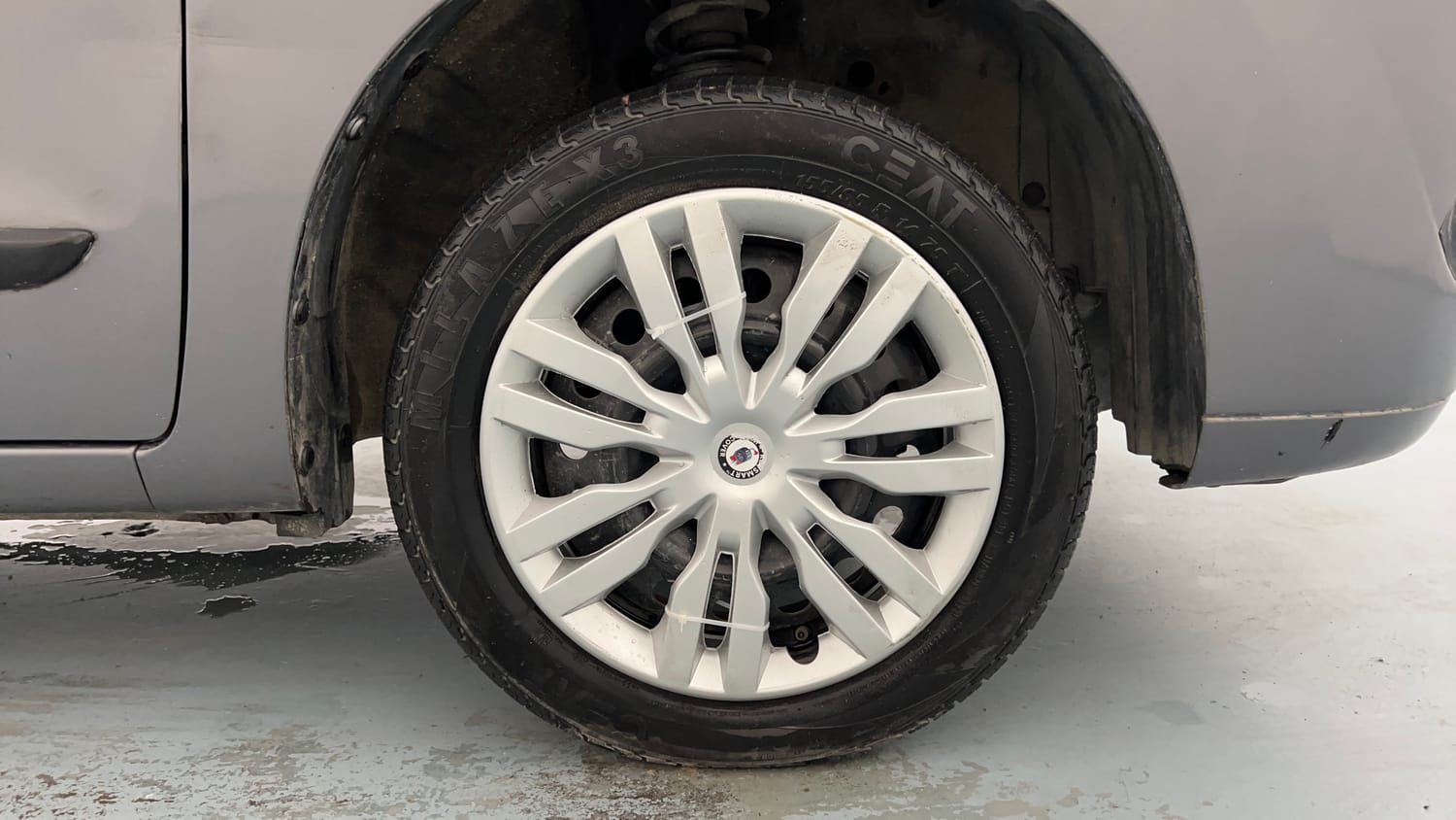 Used 2012 Maruti Suzuki Wagon R 1.0 VXi Petrol Manual tyres RIGHT FRONT TYRE RIM VIEW