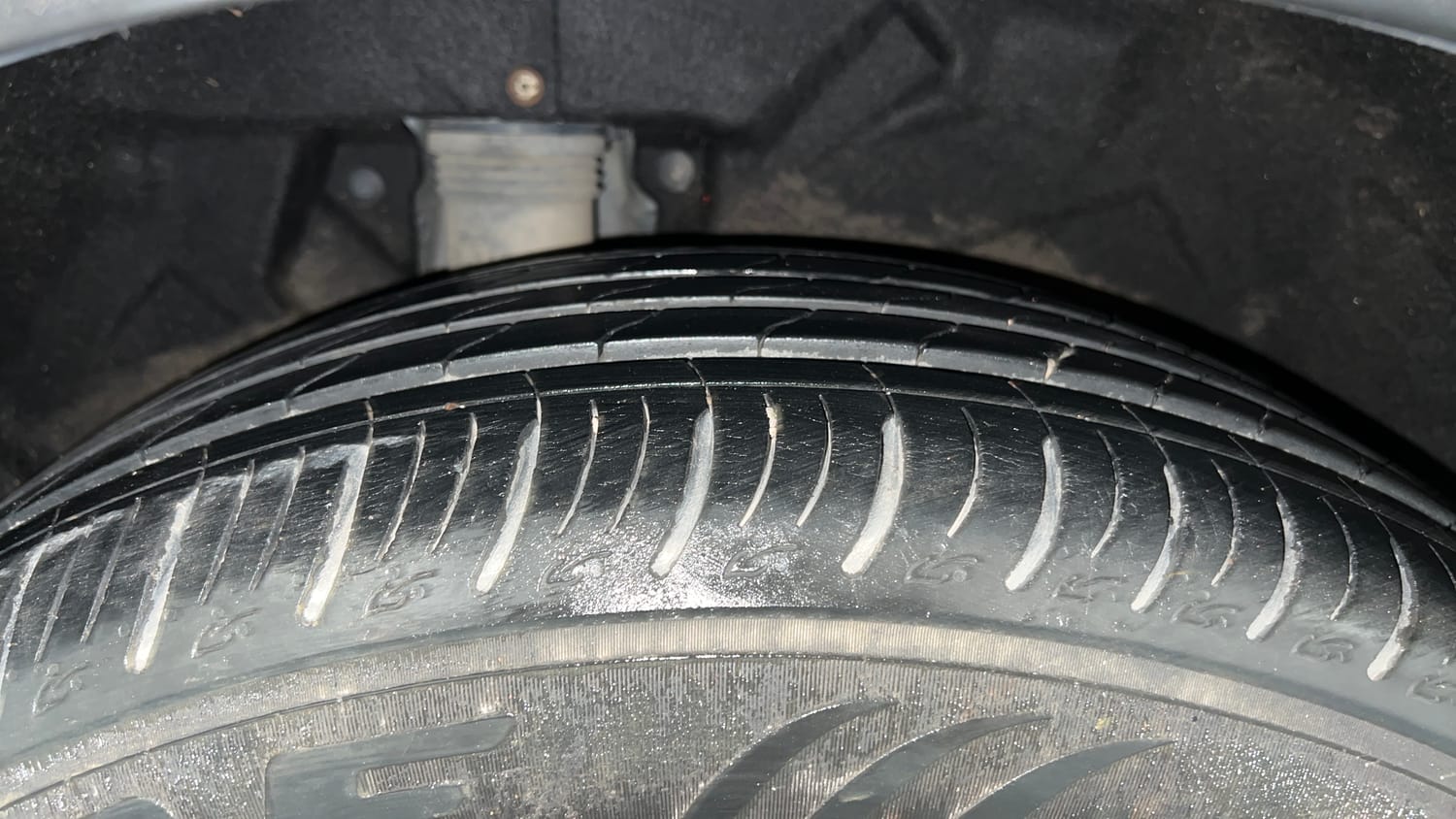 Used 2021 Mahindra XUV700 AX 7 Petrol AT Luxury Pack 7 STR Petrol Automatic tyres RIGHT REAR TYRE TREAD VIEW