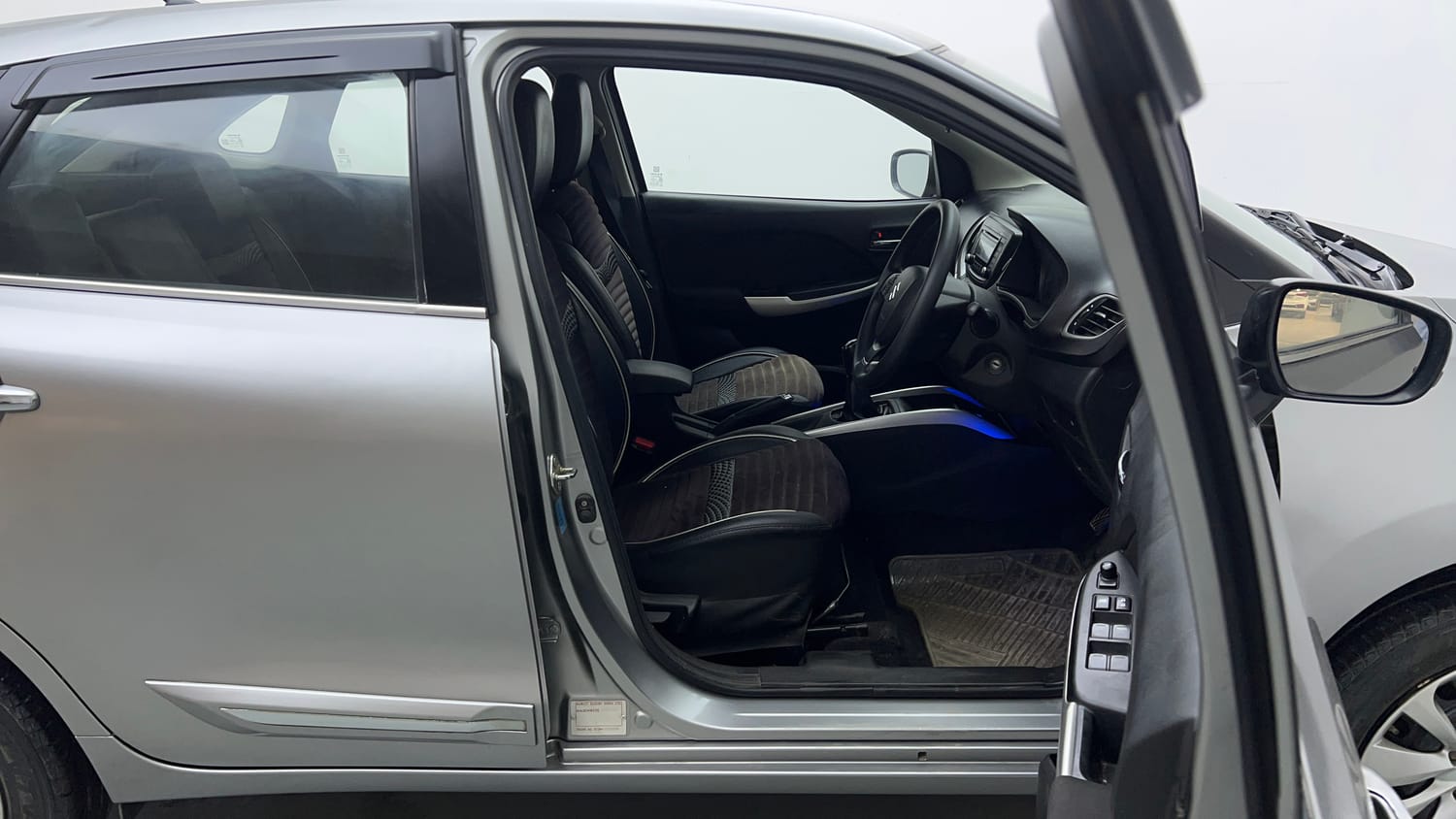 Used 2018 Maruti Suzuki Baleno Delta 1.2 Petrol Manual interior RIGHT SIDE FRONT DOOR CABIN VIEW