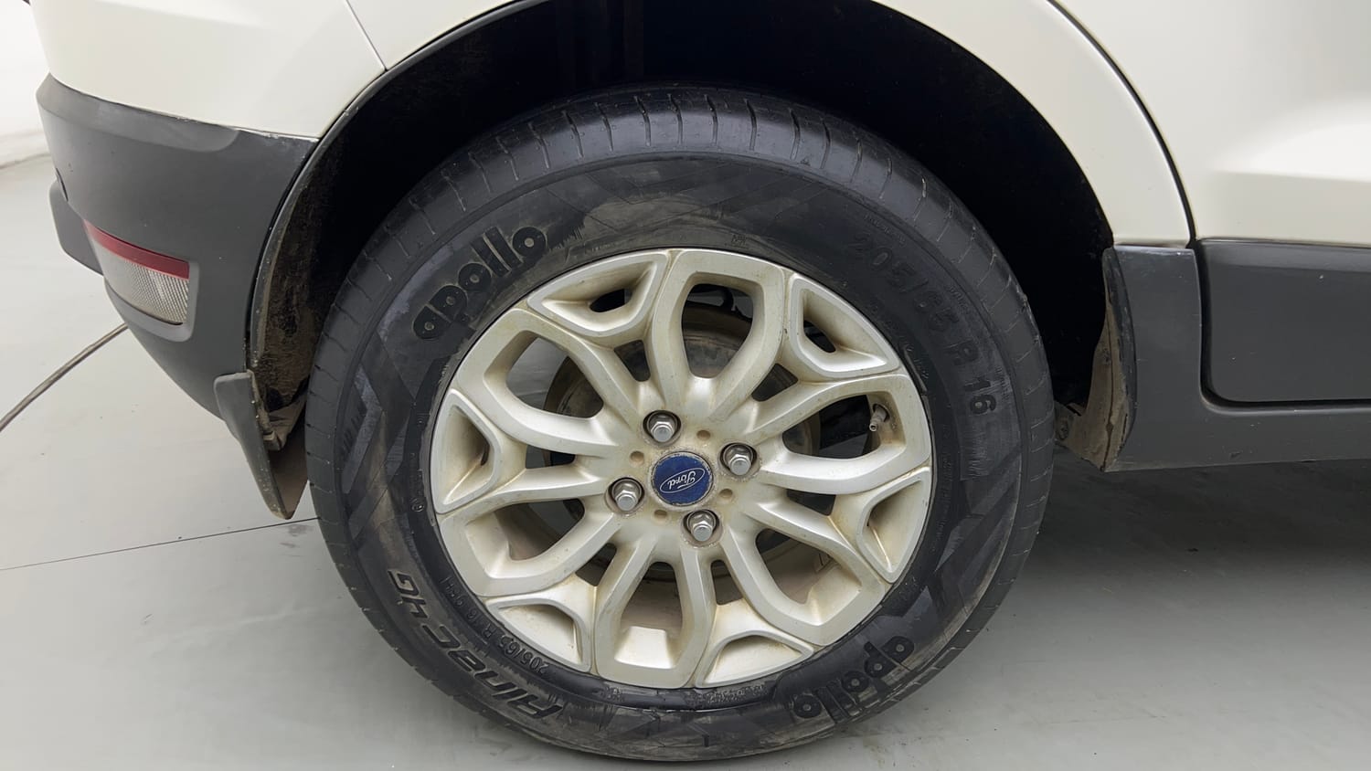Used 2014 Ford EcoSport Titanium 1.5 Ti-VCT Petrol Manual tyres RIGHT REAR TYRE RIM VIEW