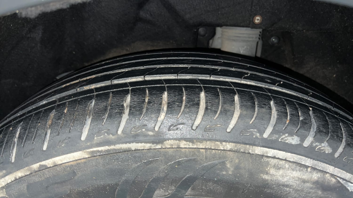 Used 2021 Mahindra XUV700 AX 7 Petrol AT Luxury Pack 7 STR Petrol Automatic tyres LEFT REAR TYRE TREAD VIEW