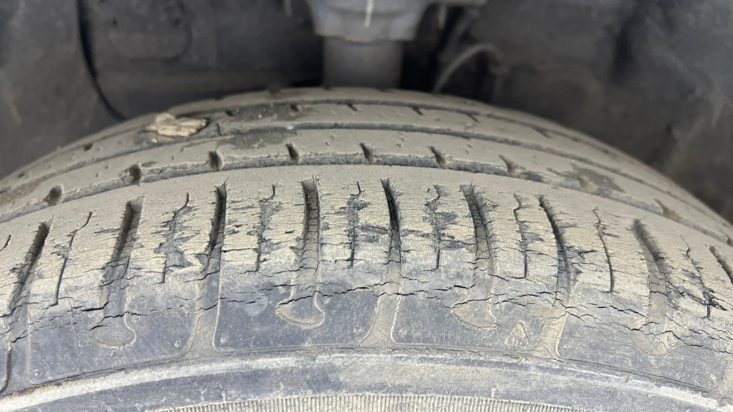 Used 2017 Hyundai Elite i20 Sportz 1.2 Petrol Manual tyres LEFT FRONT TYRE TREAD VIEW