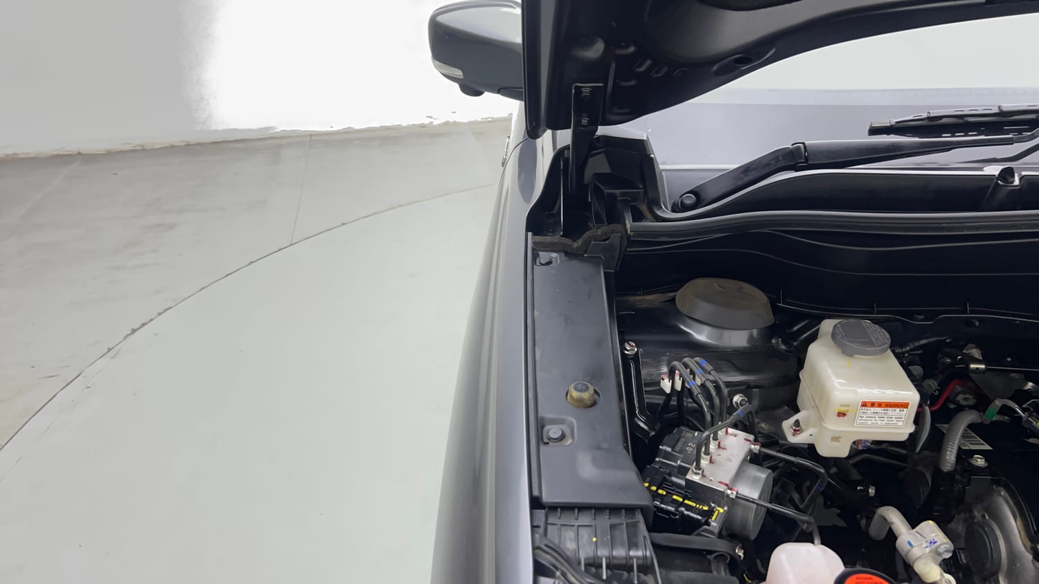Used 2025 Toyota Urban Cruiser Hyryder V Hybrid Hybrid Automatic engine ENGINE RIGHT SIDE HINGE & APRON VIEW