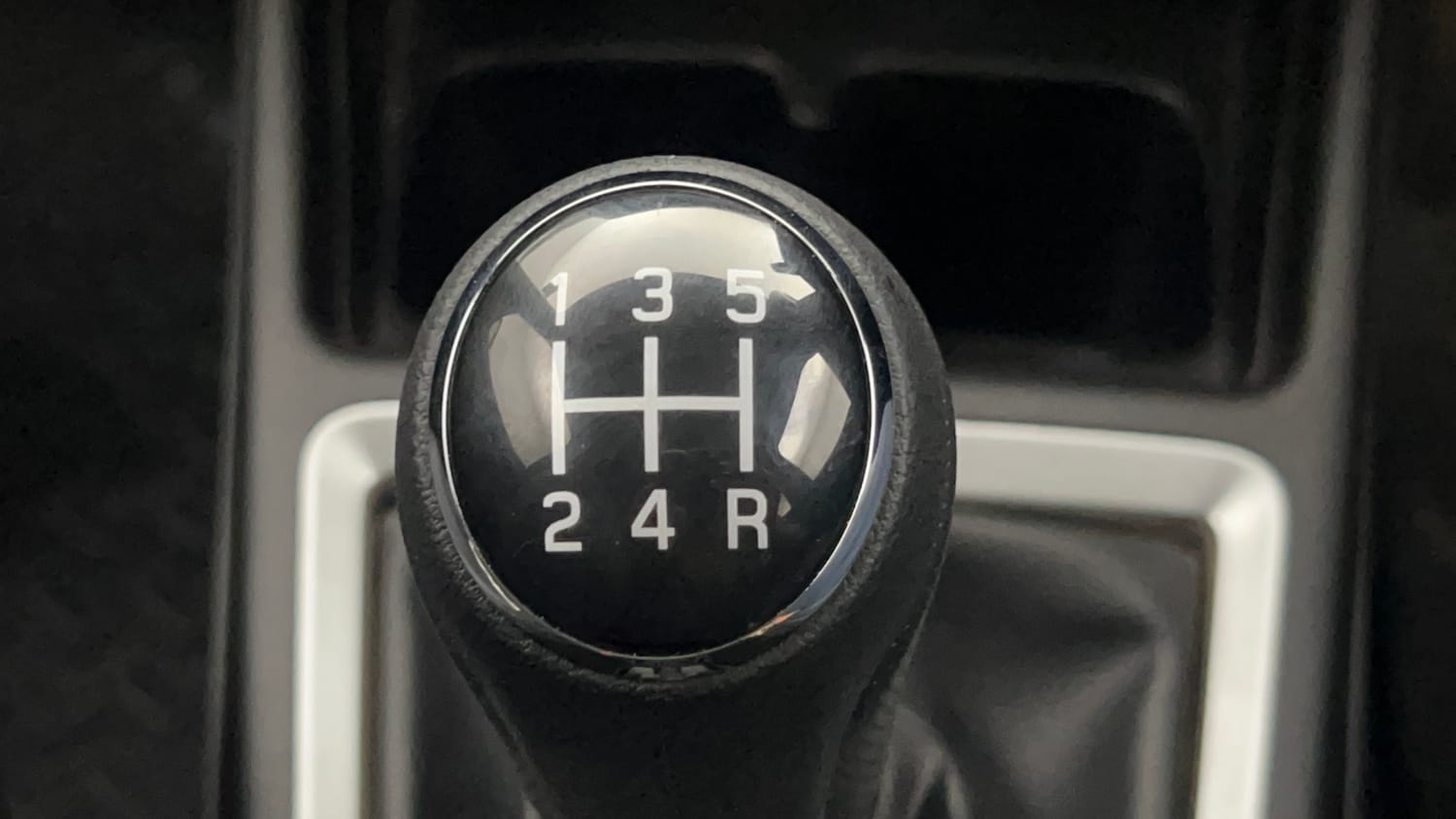 Used 2018 Maruti Suzuki Swift LXi Petrol Manual interior GEAR  KNOB VIEW