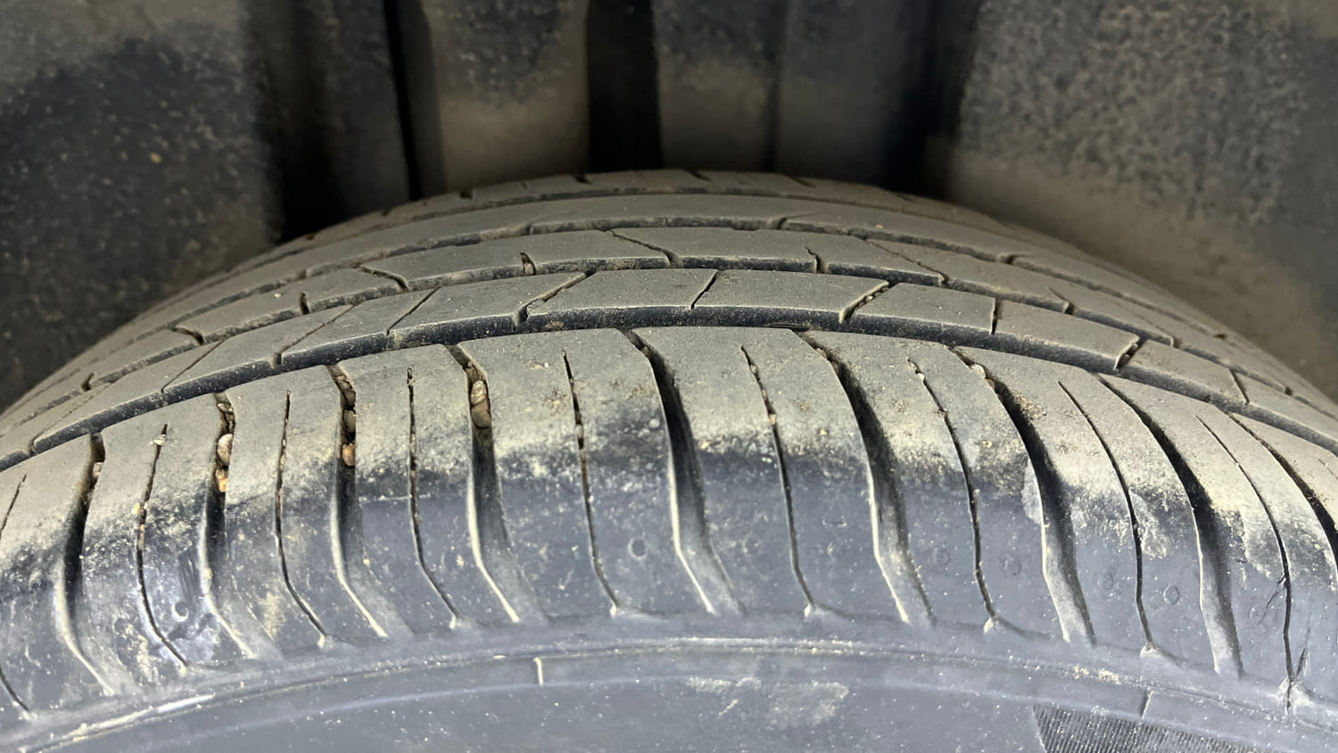 Used 2023 Volkswagen Virtus Topline 1.0 TSI AT Petrol Automatic tyres RIGHT REAR TYRE TREAD VIEW