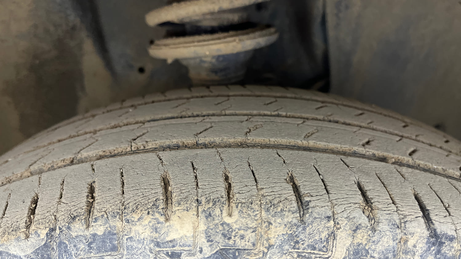 Used 2018 Maruti Suzuki Ignis Zeta 1.2 AMT Petrol Automatic tyres RIGHT FRONT TYRE TREAD VIEW