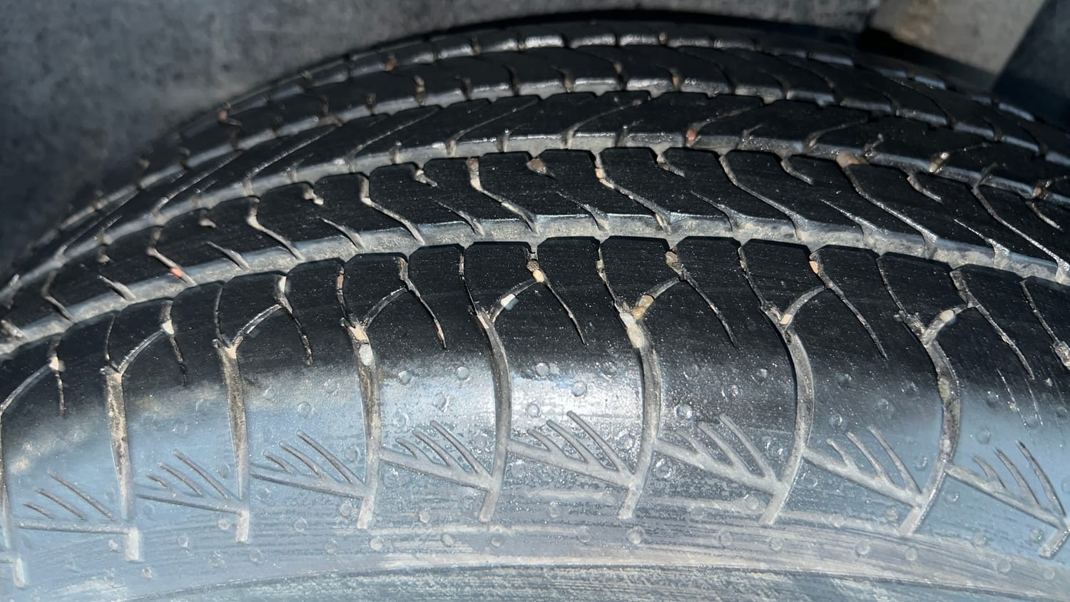 Used 2025 Toyota Urban Cruiser Hyryder V Hybrid Hybrid Automatic tyres LEFT REAR TYRE TREAD VIEW