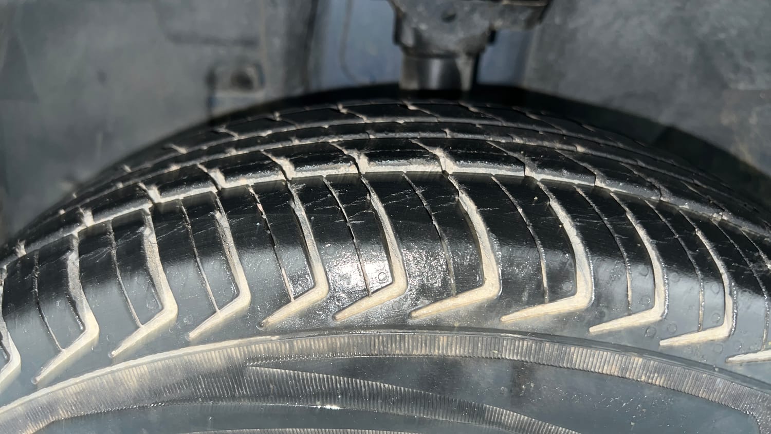 Used 2017 Renault Kwid CLIMBER 1.0 AMT Petrol Automatic tyres LEFT FRONT TYRE TREAD VIEW