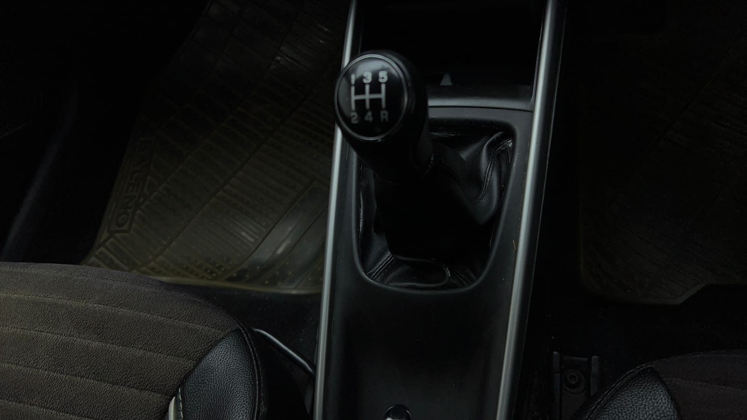 Used 2018 Maruti Suzuki Baleno Delta 1.2 Petrol Manual interior GEAR  KNOB VIEW