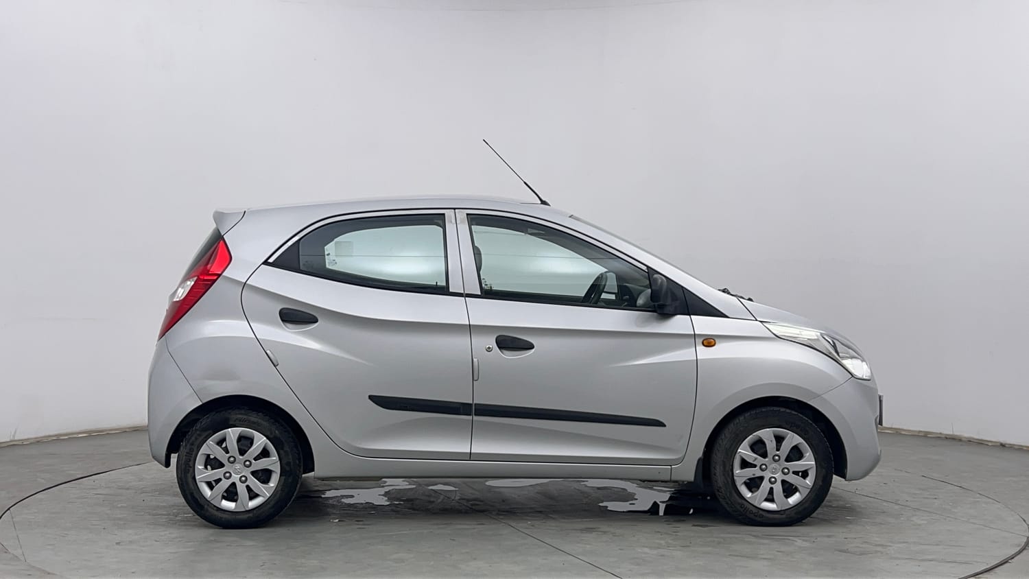 Used 2015 Hyundai Eon Magna + Petrol Manual exterior RIGHT SIDE VIEW