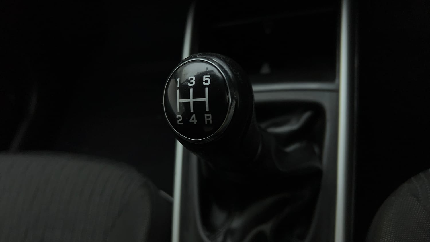 Used 2017 Maruti Suzuki Baleno Delta 1.2 Petrol Manual interior GEAR  KNOB VIEW