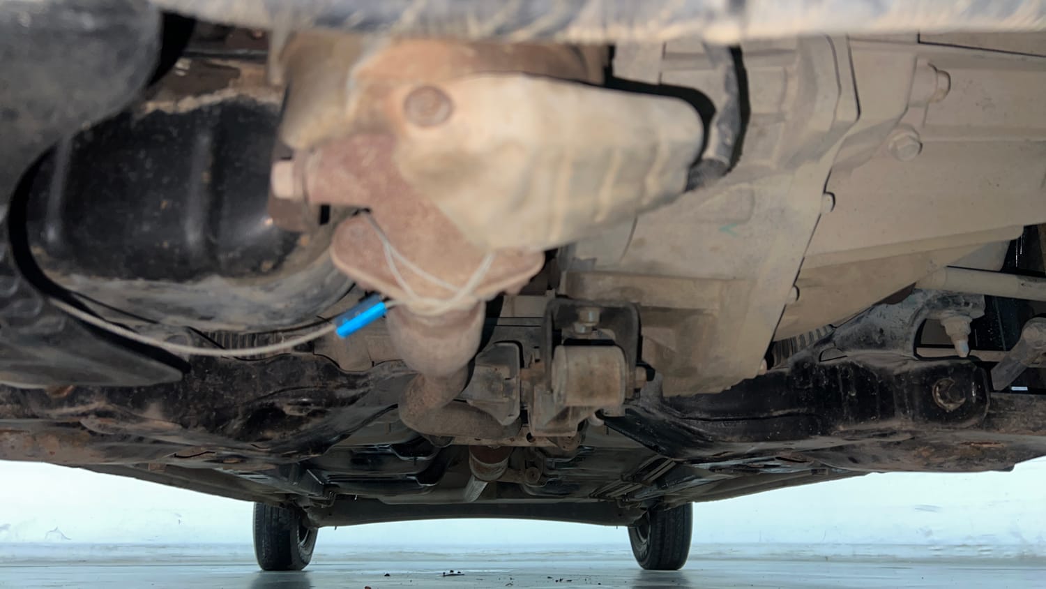 Used 2014 Hyundai i10 Sportz 1.1 iRDE2 Petrol Manual extra FRONT LEFT UNDERBODY VIEW