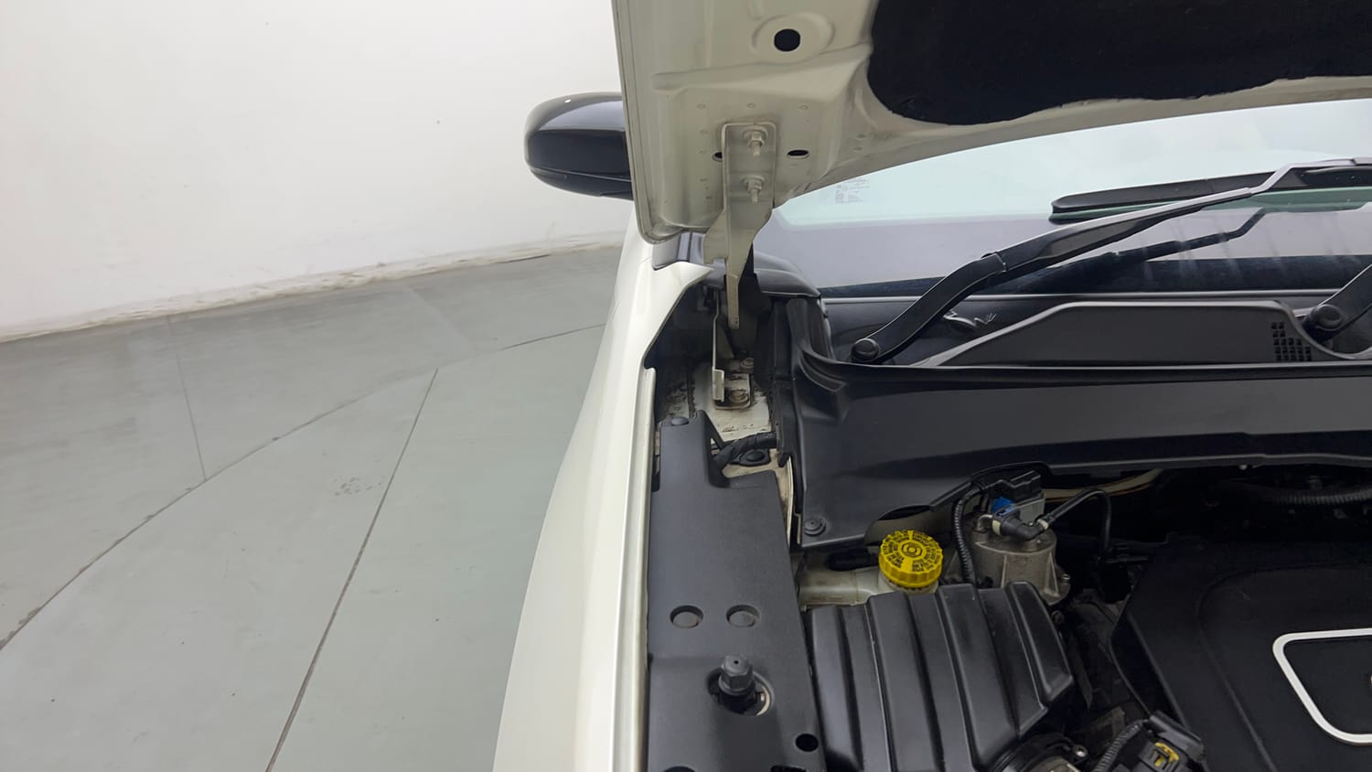 Used 2018 Jeep Compass Longitude (O) 2.0 Diesel Diesel Manual engine ENGINE RIGHT SIDE HINGE & APRON VIEW