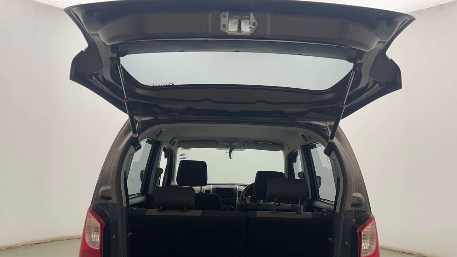 Used 2016 Maruti Suzuki Wagon R LXI Petrol Manual interior DICKY DOOR OPEN VIEW