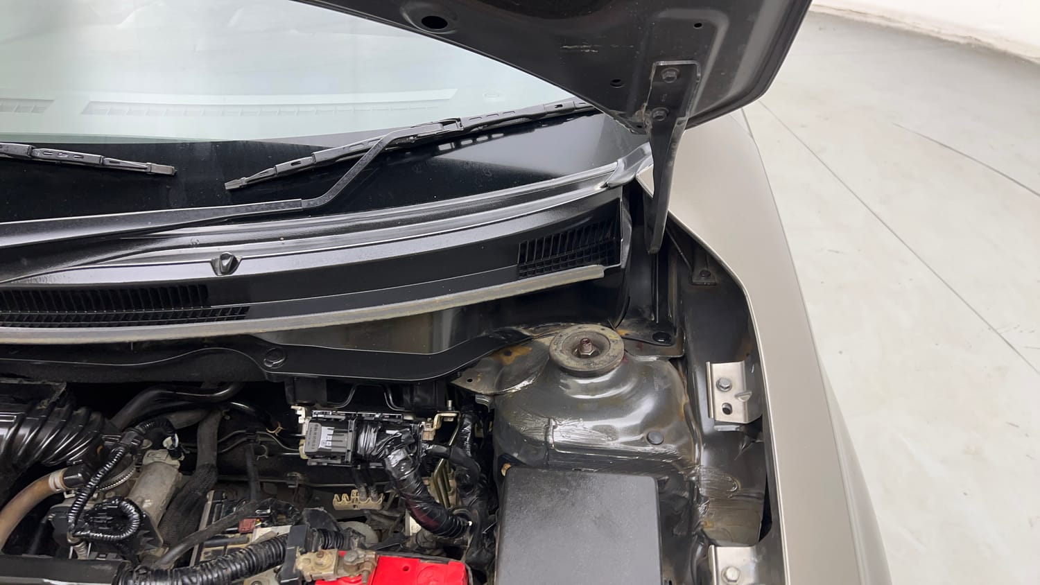 Used 2018 Maruti Suzuki Swift ZXi AMT Petrol Automatic engine ENGINE LEFT SIDE HINGE & APRON VIEW