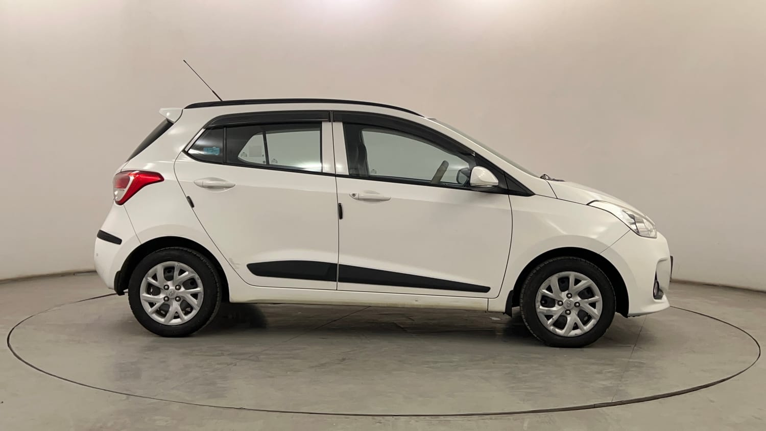 Used 2019 Hyundai Grand i10 Sportz 1.2 Kappa VTVT Petrol Manual exterior RIGHT SIDE VIEW