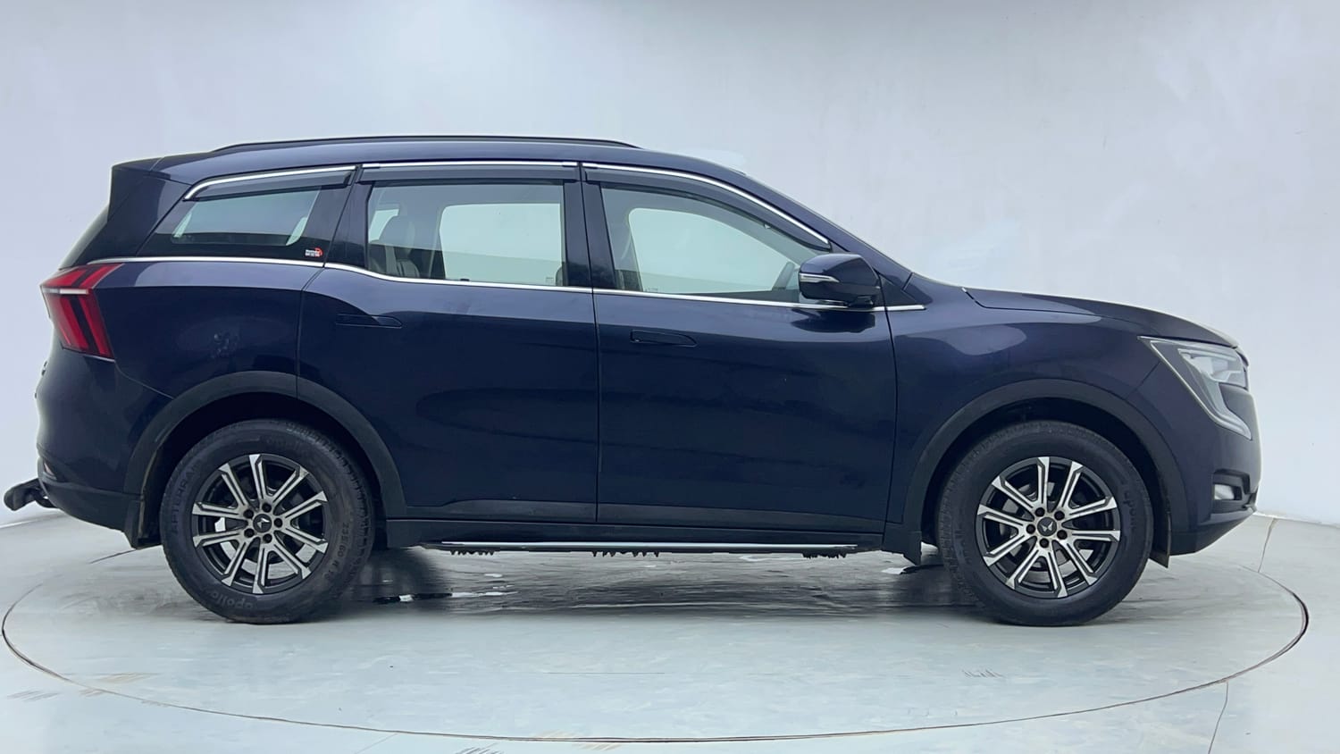 Used 2023 Mahindra XUV700 AX 7 Petrol MT 7 STR Petrol Manual exterior RIGHT SIDE VIEW