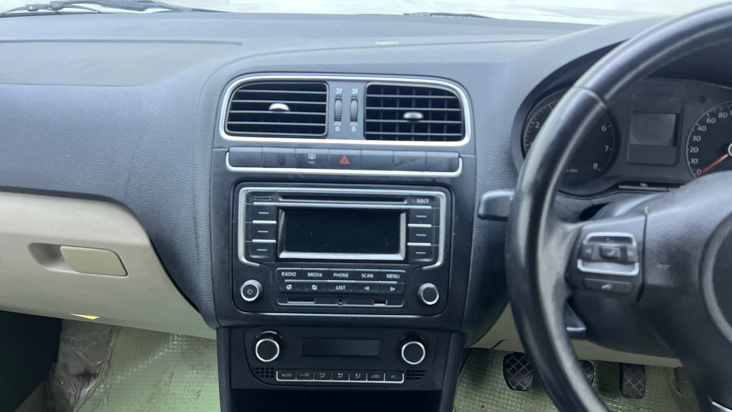 Used 2013 Volkswagen Polo Highline1.2L (P) Petrol Manual interior MUSIC SYSTEM & AC CONTROL VIEW