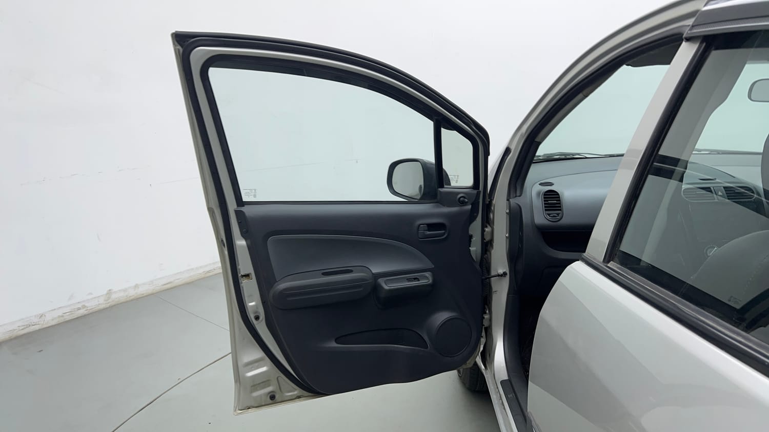 Used 2015 Maruti Suzuki Ritz Lxi BS-IV Petrol Manual interior LEFT FRONT DOOR OPEN VIEW