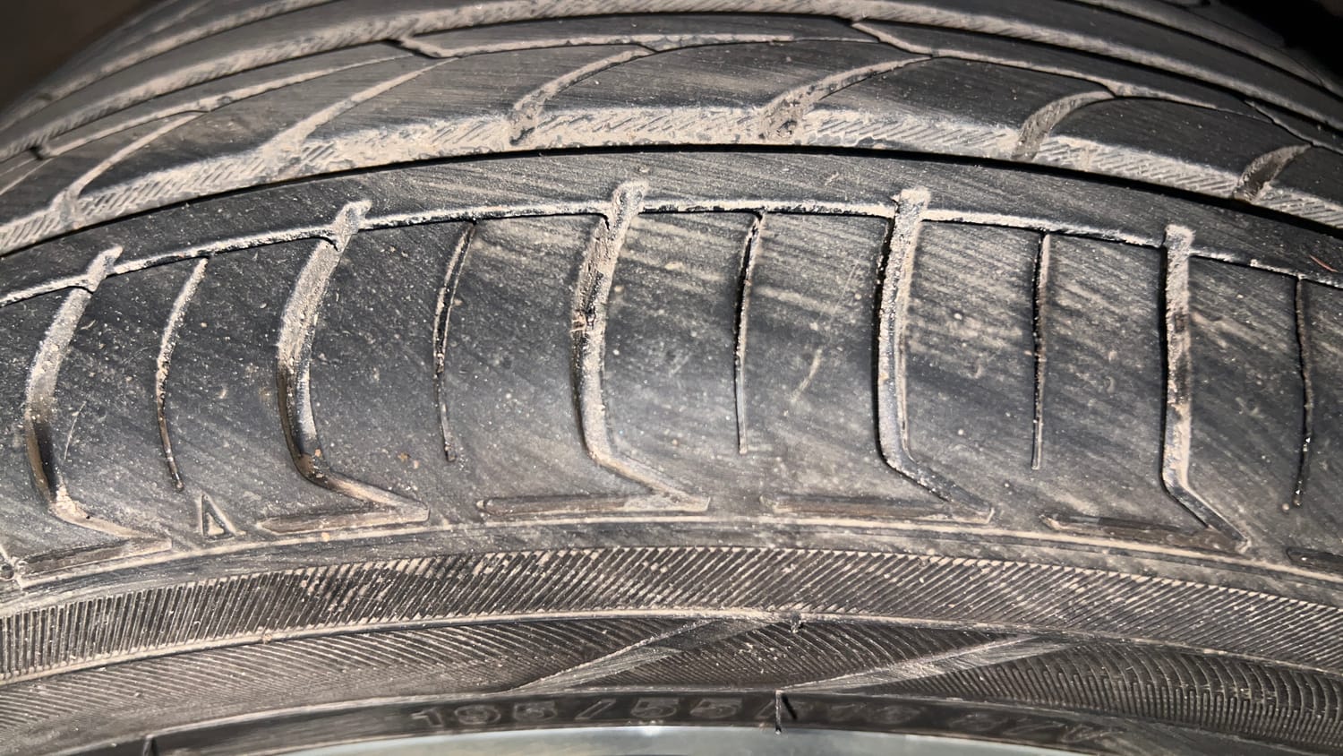 Used 2015 Hyundai Fluidic Verna 4S 1.6 VTVT SX Petrol Manual tyres RIGHT FRONT TYRE TREAD VIEW