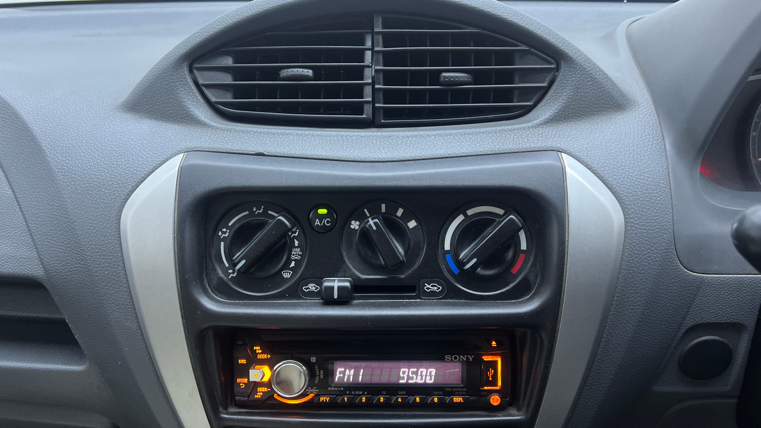 Used 2014 Maruti Suzuki Alto 800 Lxi Petrol Manual interior MUSIC SYSTEM & AC CONTROL VIEW