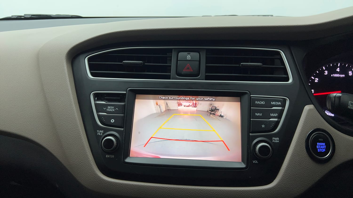 Used 2018 Hyundai Elite i20 Asta 1.2 (O) Petrol Manual top_features Rear camera