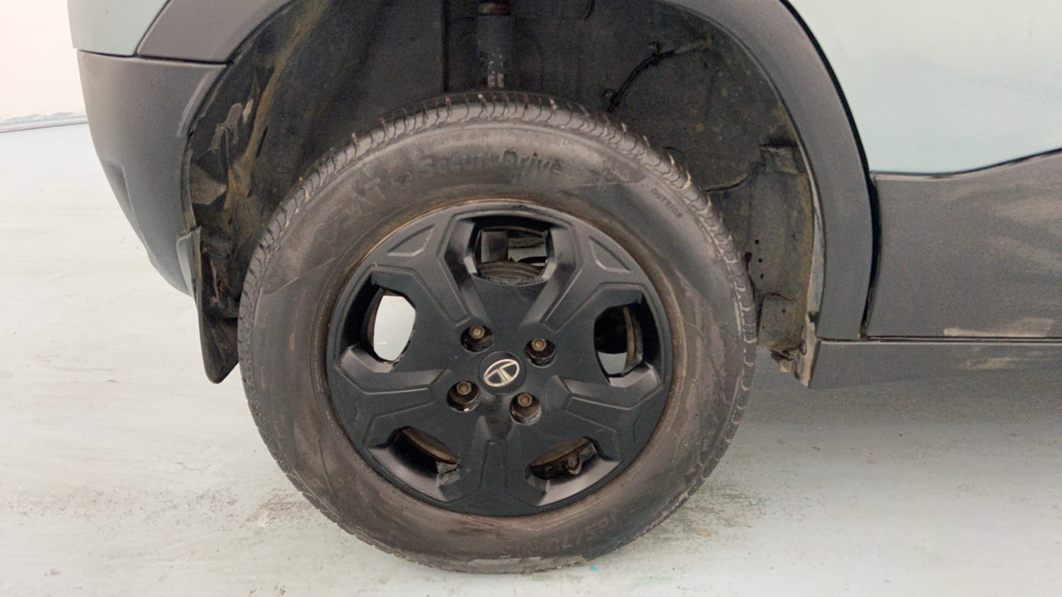 Used 2022 Tata Punch Accomplished MT Petrol Manual tyres RIGHT REAR TYRE RIM VIEW