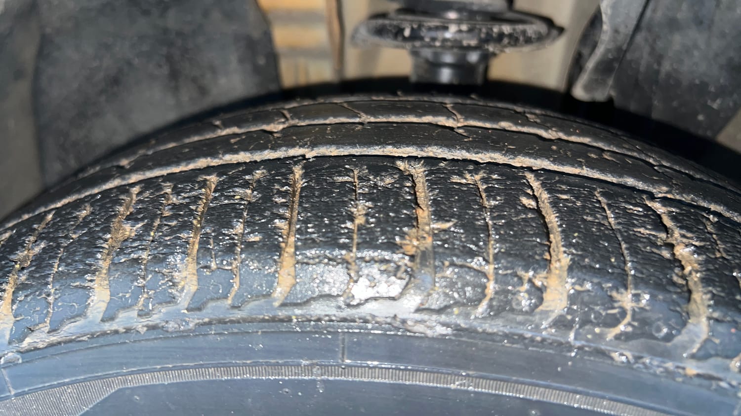 Used 2020 Renault Triber RXZ EASY-R AMT Petrol Automatic tyres LEFT FRONT TYRE TREAD VIEW