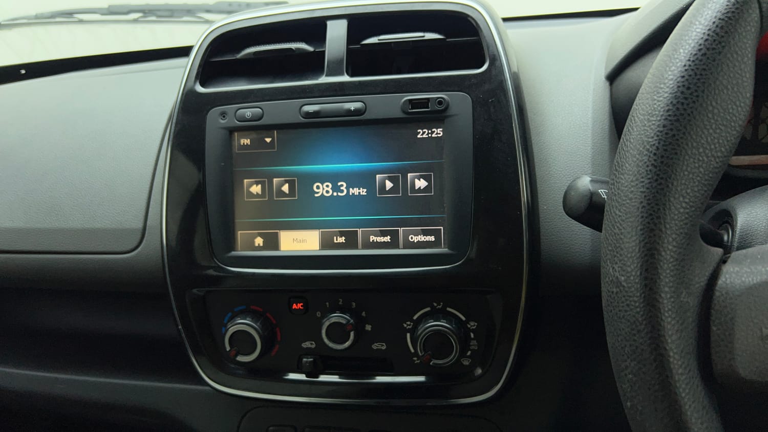 Used 2016 Renault Kwid RXT Petrol Manual top_features Touch screen infotainment system