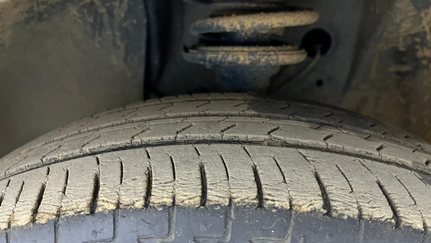 Used 2018 Maruti Suzuki Ignis Zeta 1.2 AMT Petrol Automatic tyres LEFT FRONT TYRE TREAD VIEW