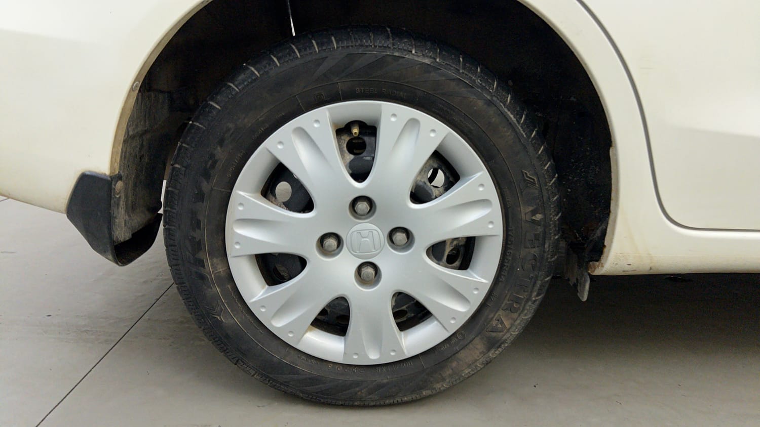 Used 2013 Honda Amaze 1.2 S AT i-VTEC Petrol Automatic tyres RIGHT REAR TYRE RIM VIEW