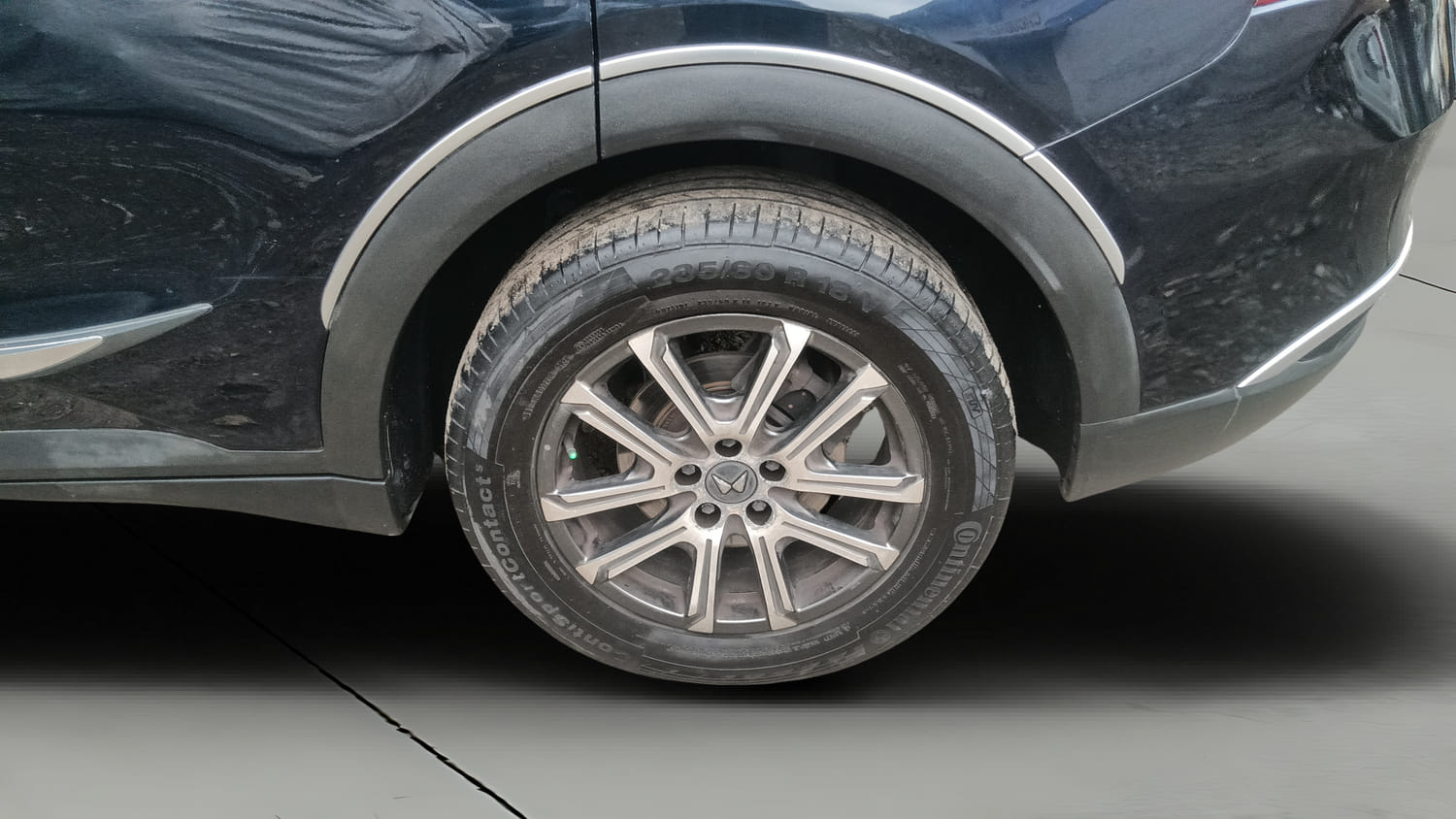 Used 2021 Mahindra XUV700 AX 7 Petrol AT Luxury Pack 7 STR Petrol Automatic tyres LEFT REAR TYRE RIM VIEW